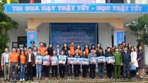 Mang yêu thương đến học sinh nghèo vùng bão lũ Quảng Sơn