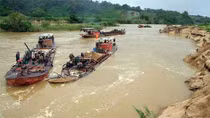 Cát tặc đánh gãy chân Công an viên