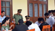 Lên biên giới làm hộ chiếu, giấy thông hành cho nhân dân