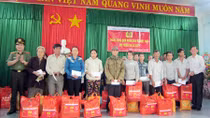Tổng cục Chính trị CAND tặng quà Tết đồng bào nghèo