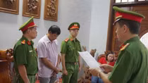 Bắt tạm giam đối tượng khai thác trái phép rừng 