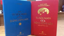 Bộ tác phẩm “Tuyên ngôn của Đảng Cộng sản” dưới dạng sách bỏ túi