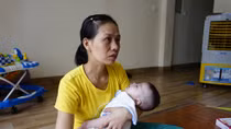 Người mẹ chấp nhận mù lòa để cứu con