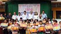 Agribank trao tặng 500 cặp phao cứu sinh cho con em lao động nghèo tại Thừa Thiên - Huế
