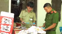 Thu giữ số lượng lớn bánh Trung thu siêu rẻ nhập lậu ở Hà Nội