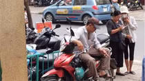 Vấn nạn “cò” lộng hành ở cổng bệnh viện