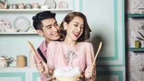Hotgirl cầm míc có gì mà ầm ĩ thế?