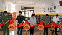 Đồng chí Trương Thị Mai tặng sách cho phạm nhân đang thi hành án