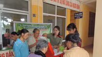 Phát gần 100 suất cháo tình nghĩa tại bệnh viên Y học cổ truyền