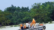 Tác nghiệp trong bão lụt
