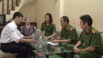 Hai chiến sỹ Cảnh sát mưu trí cứu một phụ nữ định nhảy cầu tự tử