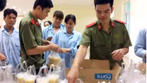 Ấm lòng “nồi cháo nghĩa tình” sẻ chia với người bệnh