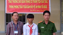 Khen thưởng học sinh dũng cảm truy bắt tội phạm