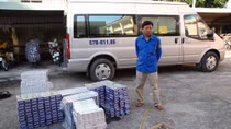 Xe 16 chỗ vận chuyển trên 4.500 bao thuốc lá ngoại