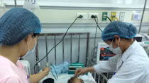 Trẻ mắc sởi có thể bệnh thêm nặng, nếu chăm sóc không đúng cách