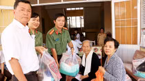 Khám bệnh, cấp thuốc miễn phí và tặng quà 500 người dân khó khăn