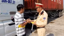 Tài xế xe đầu kéo "đập đá" rồi chống chế là thuốc giảm đau 
