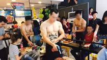 Khoe thân hay “khoe” sự kém văn hóa
