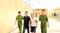 Dùng dao bầu ép chủ máy gặt nộp tiền bảo kê