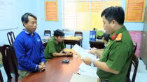 Bắt tạm giam đối tượng sản xuất thuốc bảo vệ thực vật giả