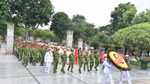 Đoàn đại biểu điển hình tiên tiến trong phòng, chống ma túy vào Lăng viếng Chủ tịch Hồ Chí Minh