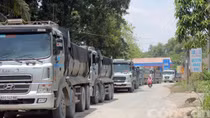 Dân lập rào chắn xe tải vào mỏ đá
