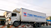 Xe tải hất tung biển báo giao thông, leo lên dải phân cách