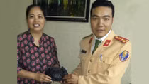 Cảnh sát giao thông trao lại tài sản cho người dân bị đánh rơi