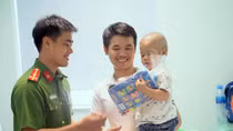 Phòng CSĐT tội phạm về ma túy CA Hà Nội tặng quà bệnh nhi ung thư