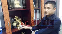 Giám đốc chi nhánh ngân hàng ép người tình của vợ chặt đứt đốt ngón tay