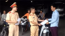 Cảnh sát giao thông mang đến niềm vui bất ngờ