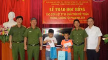 Trao học bổng cho con liệt sỹ, hy sinh trong đấu tranh chống tội phạm ma túy
