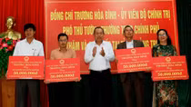 Phó Thủ tướng Thường trực tặng quà Tết đồng bào nghèo Quảng Trị