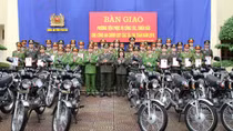 Bàn giao mô tô phục vụ công tác, chiến đấu cho Công an chính quy các xã
