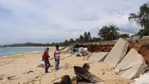 Kè chống sạt lở bờ biển chưa nghiệm thu đã... tan hoang