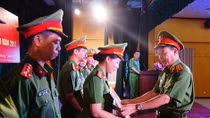 Bản lĩnh của nữ chiến sĩ Cảnh sát cơ động