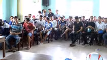 65 nam, nữ thanh niên rủ nhau ra quốc lộ cổ vũ đua xe 