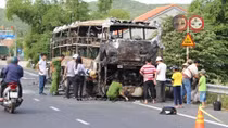18 người thoát nạn khi xe ô tô khách bốc cháy trong đêm