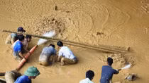 Hơn 200 người vẫn đang chạy đua cứu nạn hai người mắc kẹt trong hang Cột Cờ