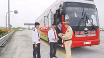 Những người đón xuân trên đường cao tốc