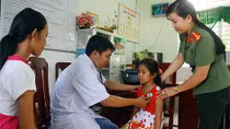 Khám bệnh, phát thuốc miễn phí cho trẻ em nghèo