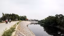 Lắp đặt 164 cột đèn chiếu sáng trên đê hữu Hồng, Vân Cốc
