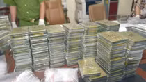 Truy tố 12 đối tượng mua bán trái phép gần 500 bánh heroin