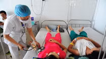 3 người trong gia đình nghi bị đầu độc sau khi ăn cháo