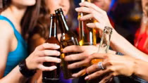 Quy định cấm bán rượu cho người dưới 18 tuổi: Khó khả thi!