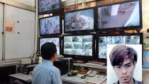 Tên trộm đi lùi để tránh camera nhận dạng