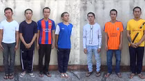 9 kẻ hung hãn mang theo dao kiếm đi đòi làm... bảo vệ