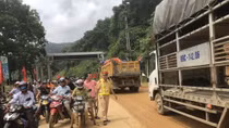 CSGT Hà Giang vất vả phân làn, thông tuyến giao thông do mưa lũ