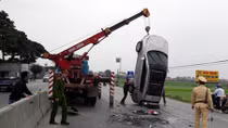 BMW mất lái đâm vào xe tải rồi "chỏng vó" lên trời 