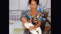 Khốn khổ gia cảnh mẹ câm điếc chăm con bị bỏng nặng